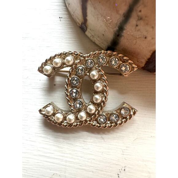 529 Chanel Pearl and Rhinestone Brooch - Picture 1 of 7